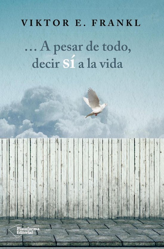 Couverture du livre 'A pesar de todo, decir sí a la vida' par Viktor E. Frankl. Une colombe blanche vole au-dessus d'une clôture en bois blanche.