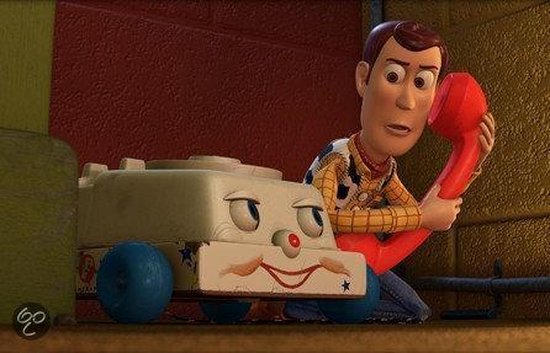Woody houdt een rode telefoonhoorn bij een stuk speelgoed met wielen en gezicht.