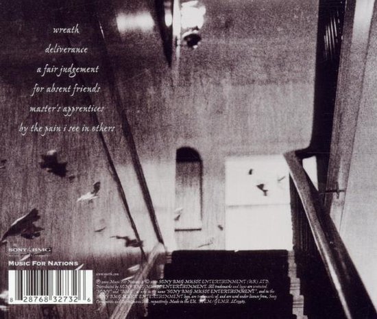 Achterkant van het album Deliverence van Opeth met een zwart-wit foto van een trap met vogels die wegvliegen. Tracklist zichtbaar.