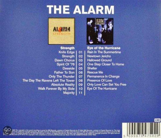 De achterkant van de CD-hoes van "The Alarm" met lijsten van nummers voor de albums "Strength" en "Eye of the Hurricane".