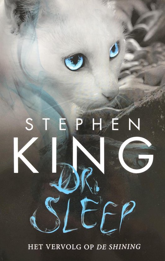 Boek kaft met een witte kat met blauwe ogen en de tekst "Stephen King Dr. Sleep Het vervolg op de Shining".