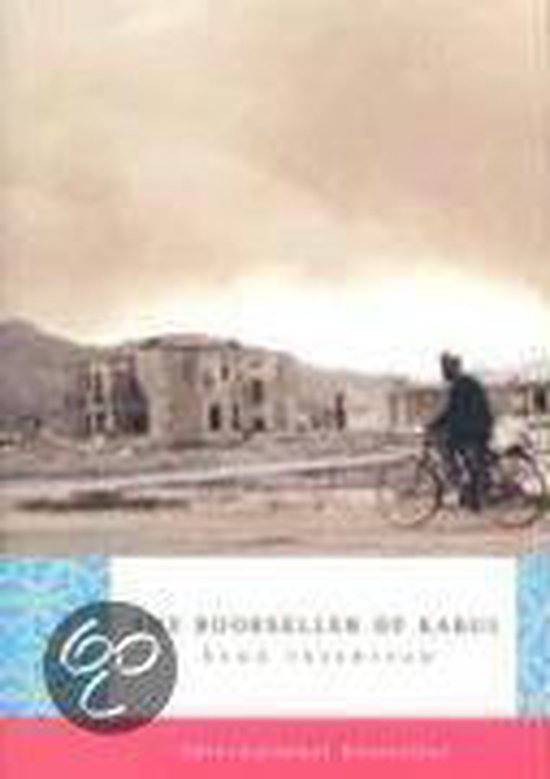 Boek 'De Boekverkoper van Kabul' met op de voorkant een man op een fiets in een verwoeste stad.