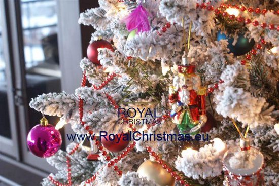 Kunstkerstboom Sneeuw Boom Deluxe - Frosted Pine - Hoogte 180 cm - 1068 Takken - Royal Christmas