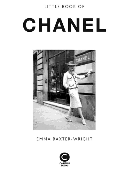 Image en noir et blanc d'une femme portant un tailleur Chanel devant une boutique. Titre 'Little Book of Chanel' par Emma Baxter-Wright.