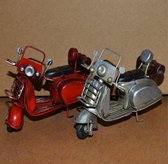 Miniatuur scooters rood en grijs | GerichteKeuze