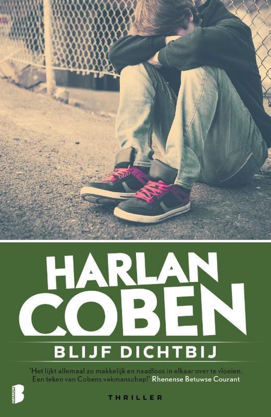 Een tiener zit ineengedoken bij een hek, met HARLAN COBEN "BLIJF DICHTBIJ" THRILLER op de cover.