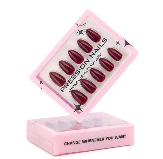 Verpakking en doosje met rode amandelvormige nepnagels, met de tekst 'CHANGE WHENEVER YOU WANT'.
