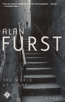 Boek kaft met tekst 'ALAN FURST THE WORLD AT NIGHT A NOVEL' en een foto van een trap in een steeg.