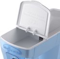 Gros plan du couvercle ouvert d'une carafe filtrante bleu clair avec texte blanc : « REMPLACER LE FILTRE QUAND LE TESTEUR LIT »
