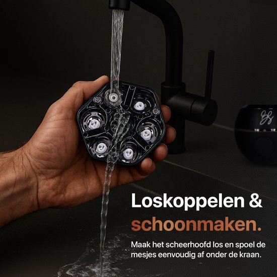 Een hand die het scheerhoofd van een Skull Master scheerapparaat schoonspoelt onder een kraan. Tekst: 'Loskoppelen & schoonmaken'.