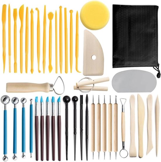 Grote collectie van gereedschappen voor het boetseren van klei, waaronder plastic, houten en metalen gereedschappen, en een zwarte opbergtas.