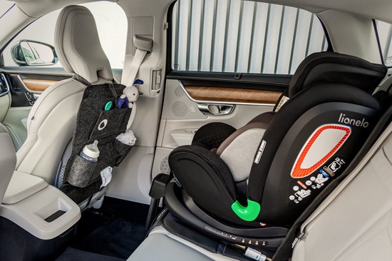 Grijze vilten organizer hangt aan een autostoel, met babyfles, knuffel en doekjes.