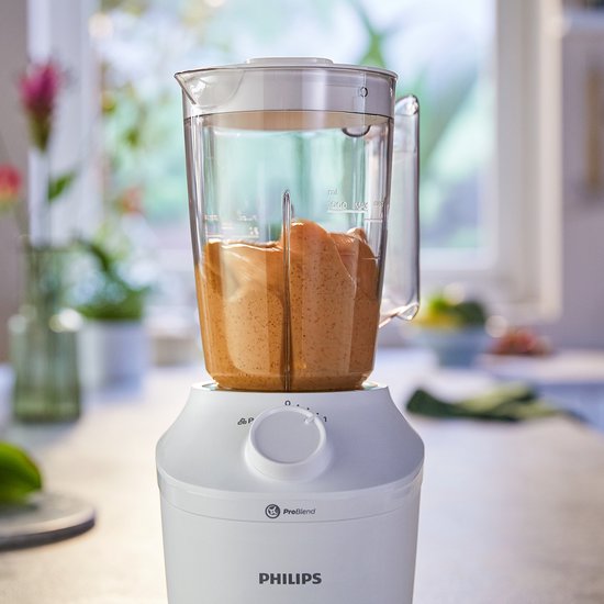 Witte Philips blender met glazen kan gevuld met bruine smoothie.