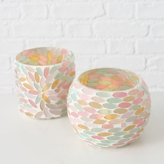 Set van twee waxinelichthouders, een ronde en een cilindervormige, met mozaïek van roze, mintgroene en oranje steentjes.