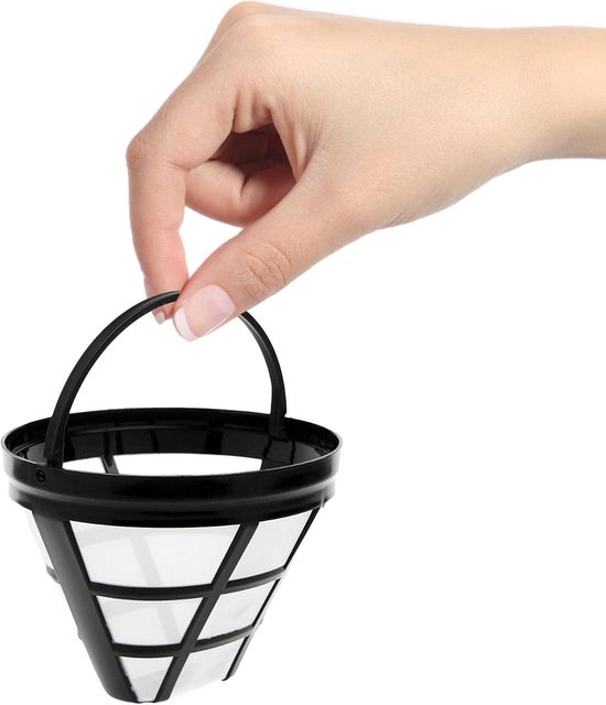 Een hand houdt een herbruikbaar zwart koffiefiltermandje met een mesh bodem vast.