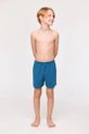 Jongen in blauwe gestreepte boxershort met elastische tailleband en knoopjes.