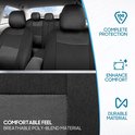 Interieur van een auto met zwarte en grijze stoelhoezen, met teksten over complete bescherming, comfort en duurzaam materiaal.