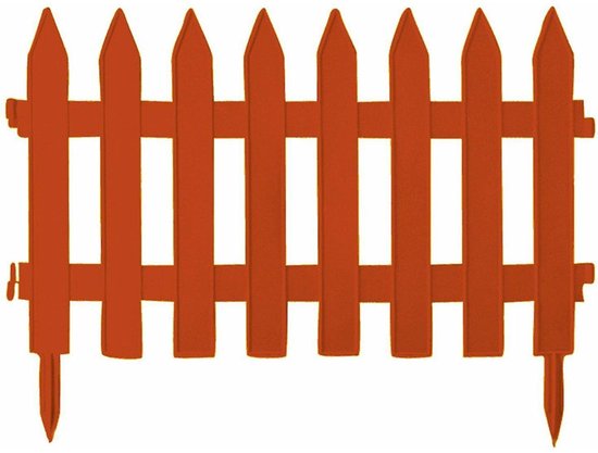 Oranje tuinhekje met puntige palen.