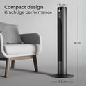 Zwarte CoolHome torenventilator (96 cm) naast een stoel in een woonkamer. Compact design, krachtige performance.