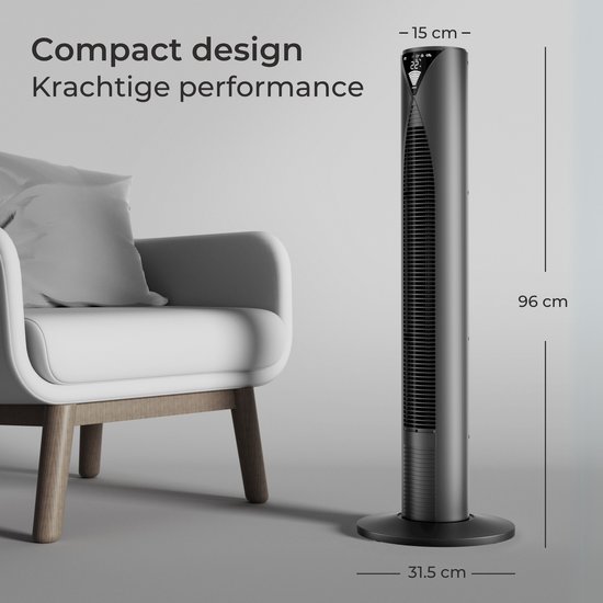 Zwarte CoolHome torenventilator (96 cm) naast een stoel in een woonkamer. Compact design, krachtige performance.