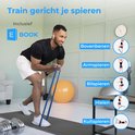 Man traint gerichte spieren met blauwe weerstandsband, inclusief e-book met oefeningen voor bovenbenen, armen, bilspieren, hielen en kuiten.