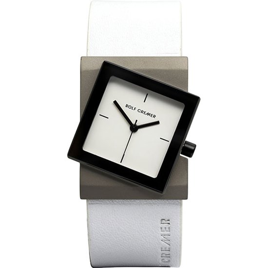 Rolf Cremer horloge met wit leren band en een grijs/wit vierkant uurwerk met zwarte rand. Het uurwerk is gedraaid.