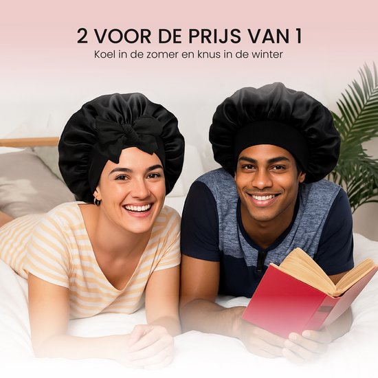 Koppel op bed, beiden met zwarte satijnen slaapmutsen; zij heeft een strik.
