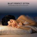 Vrouw met zwarte satijnen slaapmuts met strik slaapt op een kussen.