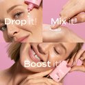 Kollage: vrouw druppelt serum op gezicht, mengt serum met crème, houdt Weleda serum vast.