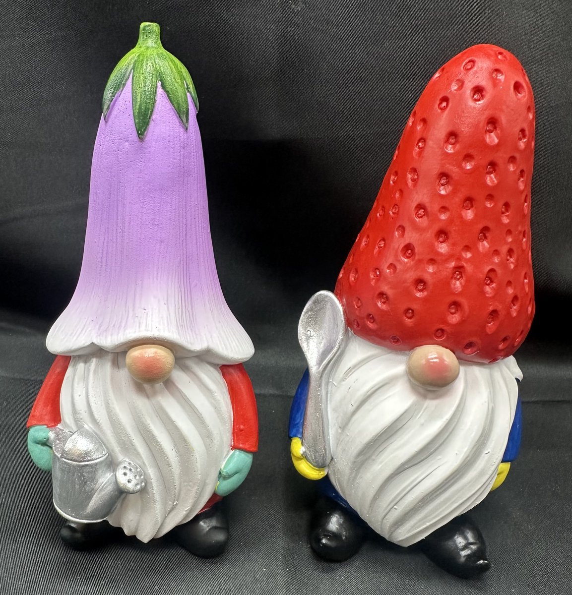 Polyresin tropische (tuin) kabouters " Kabouter met paarse bloem muts met gieter en Kabouter met aardbei muts en lepel " - Set van 2 stuks - meerkleurig - Hoogte 13 x 8 x 6 cm - Woonaccessoires - Tuinaccessoires - Tuindecoratie