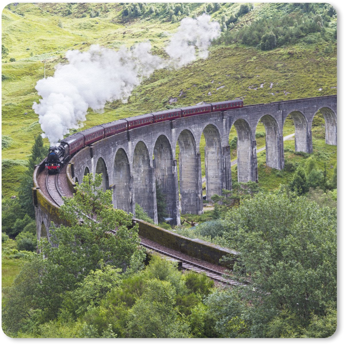 Muismat 20x20 cm - Mousepad Stoomtrein tussen het groene landschap in Schotland - Muismatten