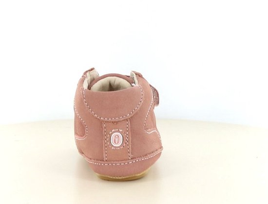 Achterkant van roze leren sneaker met klittenbandsluiting en veters. Witte stiksels.