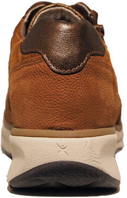 Sneaker marron en daim avec détail métallisé au talon et semelle blanche.