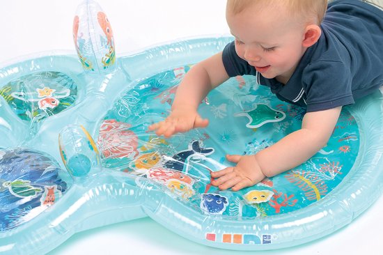 Baby speelt met een opblaasbare lichtblauwe water speelmat met vrolijke zeedieren.