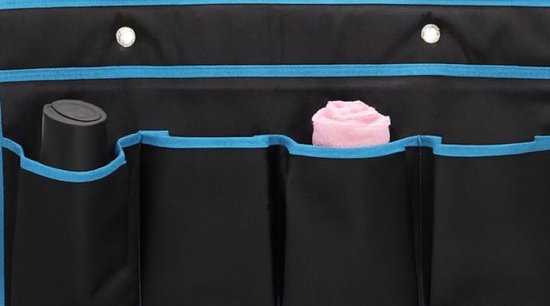 Detail van zwarte organizer met blauwe bies. Bovenste vakken met een zwarte fles en een roze handdoek.