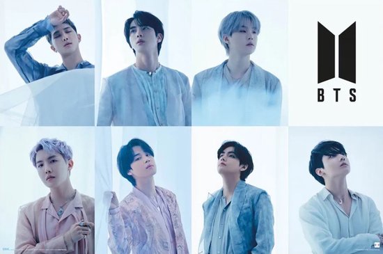 Photo de groupe des membres de BTS en tenues claires et translucides. Avec le logo BTS.