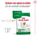 Zak Royal Canin MINI Adult hondenvoer met close-up van het afsluitingssysteem.