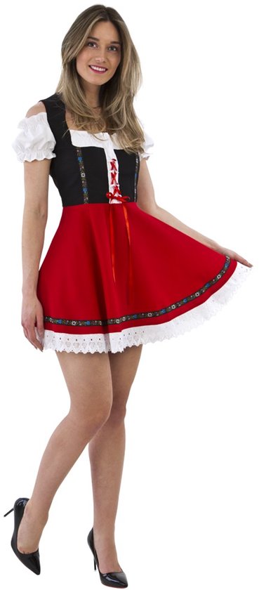 Korte rode jurk met zwarte top en wit kanten randje. Gedragen op hoge hakken.