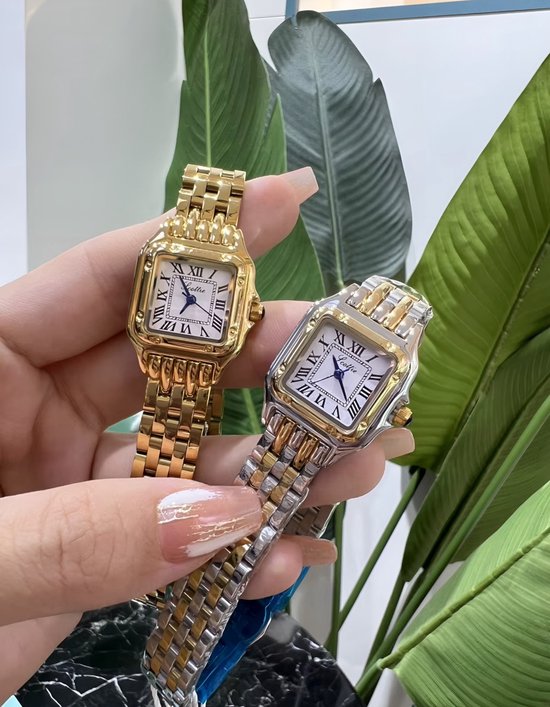 Een vrouw houdt een gouden en een zilverkleurig horloge vast. Beide horloges hebben een vierkante witte wijzerplaat met Romeinse cijfers.