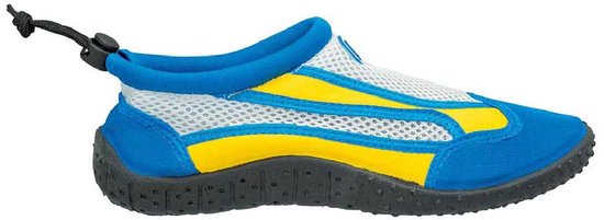Een blauwe waterschoen met gele accenten, witte mesh en een trekkoord aan de achterkant.