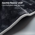 Detail van de zachte, zwarte fleece stof met lichtgrijze bies.