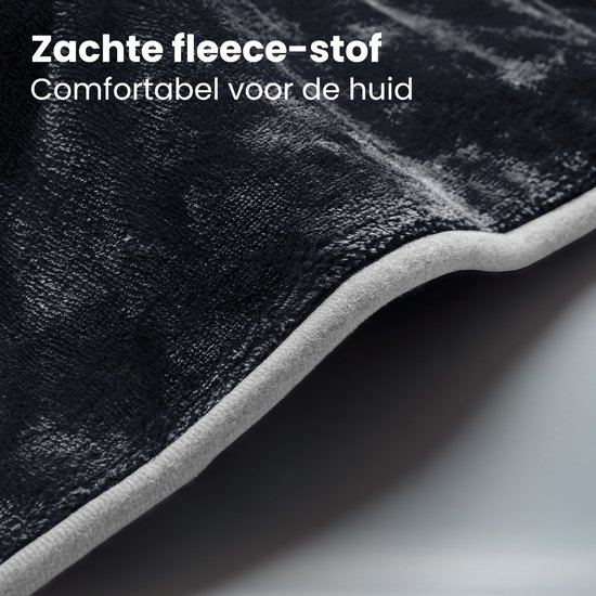 Detail van de zachte, zwarte fleece stof met lichtgrijze bies.