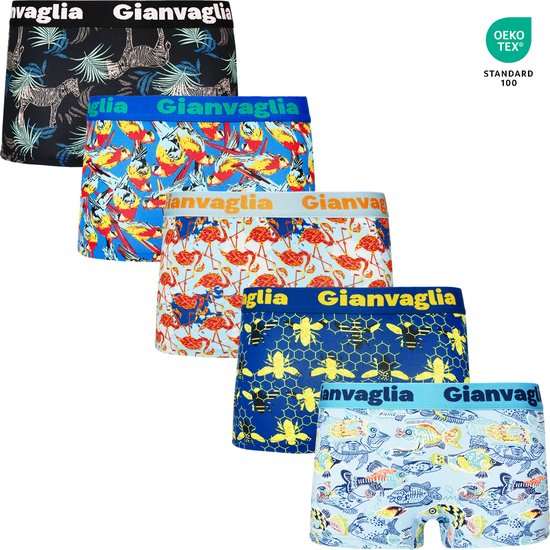 Een stapel van vijf boxershorts met verschillende prints: zebra, papegaaien, flamingo's, bijen en vissen.