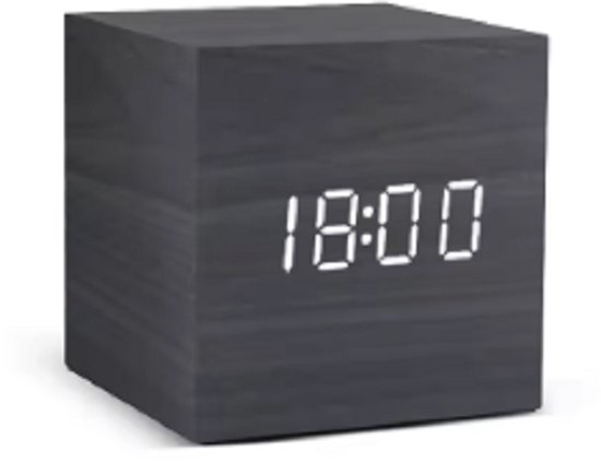 Grijze houten kubuswekker die de tijd '18:00' digitaal toont. Geïsoleerd op witte achtergrond.