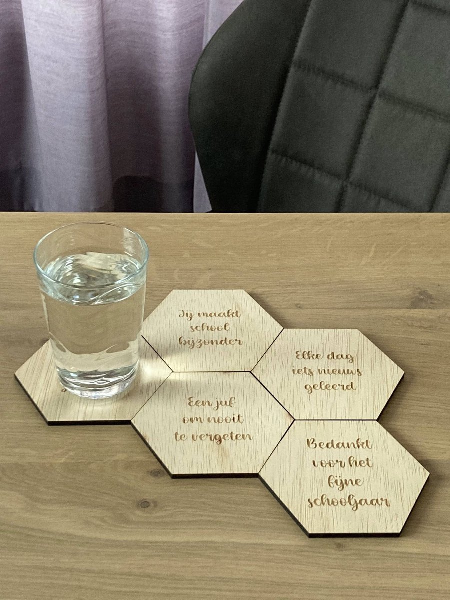 Onderzetters hexagon om de JUF of MEESTER te bedanken, van hout, met 4 leuke teksten