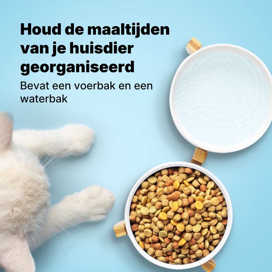 Une double gamelle blanche sur un support en bois, remplie d'eau et de nourriture pour chat. Un chat blanc est allongé à côté. Le texte 'Gardez les repas de votre animal organisés' est présent.