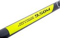 Zwart hengeldeel met gele band met tekst 'HIGH POWER FULL CARBON 9.50M'.
