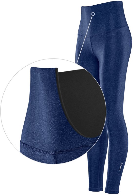 Close-up van de tailleband van een navy legging met een subtiel logo op de enkel.
