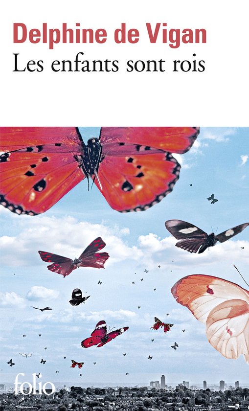 Boekomslag van 'Les enfants sont rois' door Delphine de Vigan, met grote rode en oranje vlinders tegen een blauwe hemel met wolken en een stad op de achtergrond.