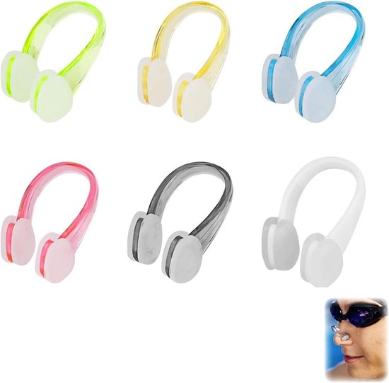 Zes gekleurde neusklemmen: groen, geel, blauw, roze, grijs en wit. Een kleine afbeelding toont een neusklem op een zwemmers neus.